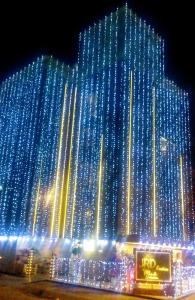 ニューデリーにあるHotel JRD Exoticaの夜間の青い照明が点灯する大きな建物