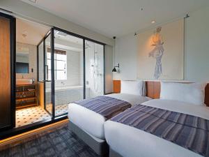 Postel nebo postele na pokoji v ubytování Ebisuholic Hotel