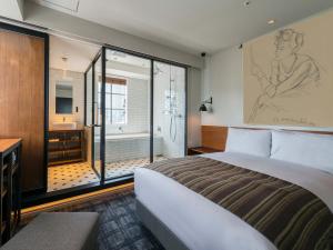 Postel nebo postele na pokoji v ubytování Ebisuholic Hotel