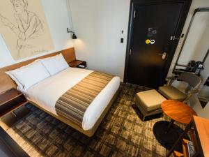 Postel nebo postele na pokoji v ubytování Ebisuholic Hotel