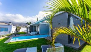 una casa con piscina en un patio en Luxury Villa Lázaro Elegancia y Exclusividad en Santa Úrsula