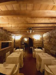 トルトーナにあるVilla Violaの石造りの建物内のダイニングルーム(白いテーブル付)
