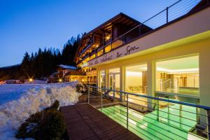 Bazén v ubytování Sayonara Nature & Wellness Hotel nebo v jeho okolí