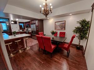 comedor con mesa y sillas rojas en Luxurious classic Gold coast villa for 12 guests en Chicago