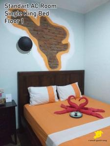 una camera da letto con un letto con un polpo rosso sopra di Rumah Gandrung a Ngabean