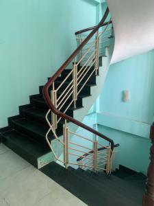 una escalera en un edificio con barandilla de metal en Happy Hotel Binh Tan en Ho Chi Minh