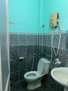 Phòng tắm tại Happy Hotel Binh Tan