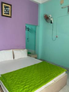 Ένα ή περισσότερα κρεβάτια σε δωμάτιο στο Happy Hotel Binh Tan
