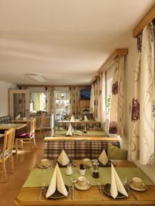 a living room with a table and a couch at Frühstückspension Klein und Fein in Bad Hofgastein