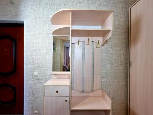 ムイティシにあるApartamenty RoomOnDay Kolpakova 10のバスルーム(鏡、白い棚付)