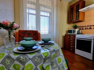 ムイティシにあるApartamenty RoomOnDay Kolpakova 10のキッチン(テーブル、ボウル2つ付)