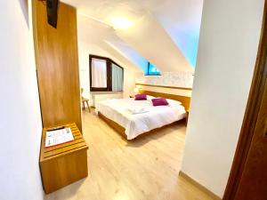 Rúm í herbergi á Hotel B&B Lorenzini Ski