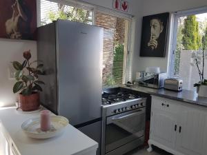 Kuchyň nebo kuchyňský kout v ubytování Somerset West Garden Apartments 1
