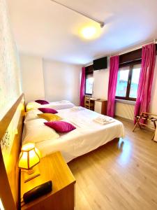 Rúm í herbergi á Hotel B&B Lorenzini Ski