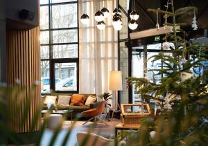 - un salon avec un canapé et un arbre de Noël dans l'établissement Kyriad Prestige Hotel Clermont-Ferrand, à Clermont-Ferrand