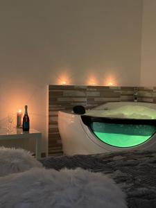 una camera da letto con vasca e piscina verde di La chicca sul mare a Bari