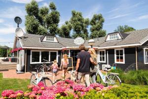 Asiakkaita majoituspaikassa TopParken – Recreatiepark het Esmeer