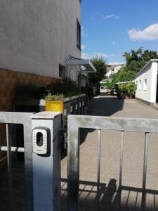 un parquímetro frente a un edificio en Apartment-EG-04, en Darmstadt