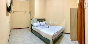 a bedroom with a bed in a room at PSM Syariah Guest House RedPartner in Raab