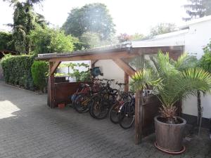 un grupo de bicicletas estacionadas bajo un cobertizo en Apartment-EG-06 en Darmstadt
