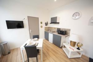Η κουζίνα ή μικρή κουζίνα στο MAHORA - CHARMANT Studio HOME STAGING AU CENTRE-VILLE