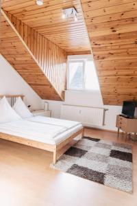 ein Schlafzimmer mit einem Bett und einer Holzdecke in der Unterkunft Apart. DG in Darmstadt