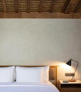 1 dormitorio con 1 cama y 1 lámpara en una mesa en The Asa Maia - Adults Only Resort en Uluwatu