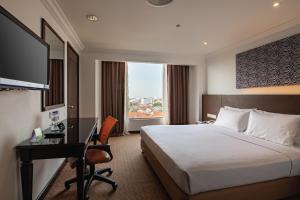 Postel nebo postele na pokoji v ubytování Bayview Hotel Georgetown Penang