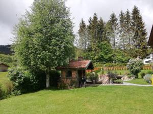 a gazebo in the middle of a yard at Ferienwohnung Petra in Bischofsmais
