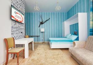 ロストフ・ナ・ドヌにあるDalaman-Rostov apartmentsのベッドルーム1室(ベッド1台、テーブル、ソファ付)
