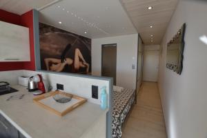 een kamer met een keuken met een aanrecht en een tafel bij Studio Naturiste "ALCOVE" Port Nature 706 in Cap d'Agde