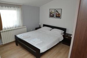 Tempat tidur dalam kamar di Apartman Ema BIG 64m2-duplex Kopaonik