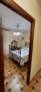 CardeñosaにあるCasa Rural de Tio Tango Iの鏡にベッド2台が備わるベッドルーム1室