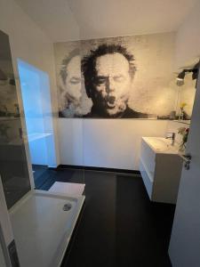 Bathroom sa Modernes Apartment mit Ausblick stadtnah