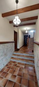 pusty pokój z butelkami wina na podłodze w obiekcie Casa Rural de Tio Tango II w mieście Cardeñosa