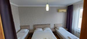 um quarto com duas camas e uma janela em Apartaments Vityzevo em Vityazevo