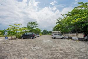 un grupo de autos estacionados en un estacionamiento en Bangka City Hotel, en Pangkalpinang