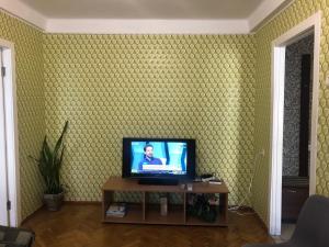een woonkamer met een flatscreen-tv aan de muur bij Kyiv daily rent Apartments on Bogdana Gavrilishina 10 in Kiev