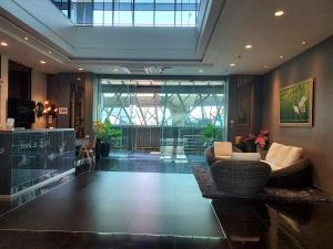 Nest n Rest Hotel的休息区