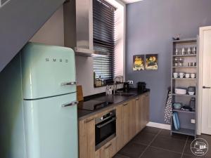 a kitchen with a refrigerator and a sink at Nieuw Molenwijk 4-5 persoons in Oostkapelle