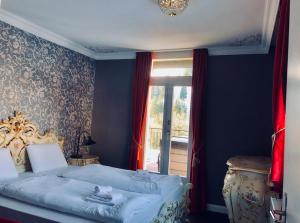 Rúm í herbergi á Historisches Hotel Bären