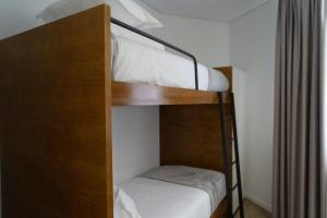 - deux lits superposés dans une chambre dans l'établissement Alma Invicta Almada, à Porto