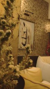 une peinture d'un cheval blanc sur un mur dans l'établissement Хотелски комплекс Белият кон, à Targovichté