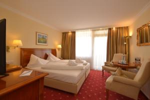 Postel nebo postele na pokoji v ubytování Hotel Schweizer Hof Thermal und Vital Resort