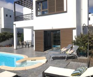 Willa z basenem i domem w obiekcie Modern villa with sea views w Costa Teguise