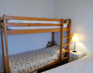 萊薩布勒－多洛訥的住宿－Brise Lame，一间卧室配有两张双层床和一盏灯。