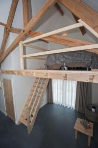 uma cama alta com uma escada num quarto em Bed & Breakfast Notterveld em Notter