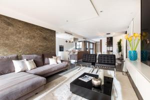 un soggiorno con divano e tavolo di Villa Alexandra Luxury Apartments by Sweet Inn a Cannes