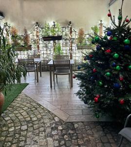 un sapin de Noël dans une pièce avec une table et des chaises dans l'établissement Amiral-Fondary, à Paris