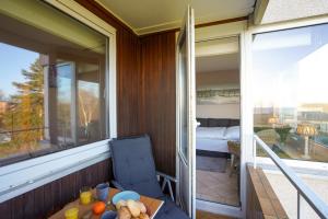 - un balcon avec une table et une vue sur une chambre dans l'établissement Hanseat I Whg 33, à Grömitz